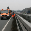 Baustellenfahrzeug untersuchen Mittelplanke der Autobahn