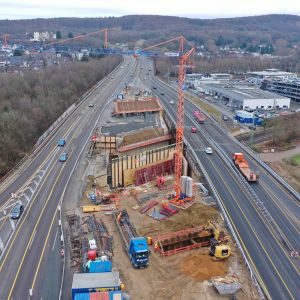 Aufbau der Brücken mit dem Einbau der Überbauträger für die südliche Fahrspur © Autobahn GmbH