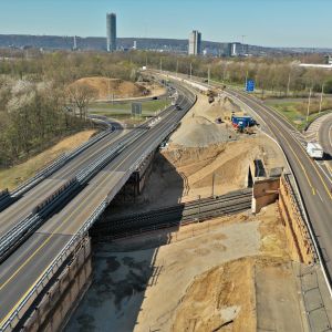 Behelfsbrücke und neue Gleise der S13, März 2021