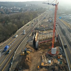 Luftbild der Baumaßnahme in Fahrtrichtung Köln mit eingeschobenem Brückenersatzteil