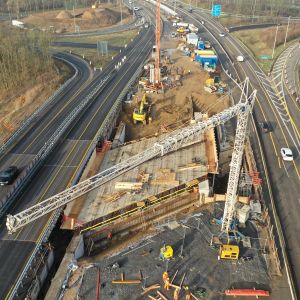 Luftbild der A562 mit eingeschobenem Brückenersatzteil