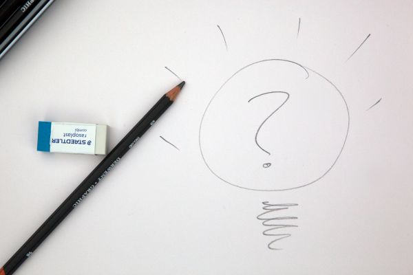 Mit Bleistift gezeichnetes Fragezeichen