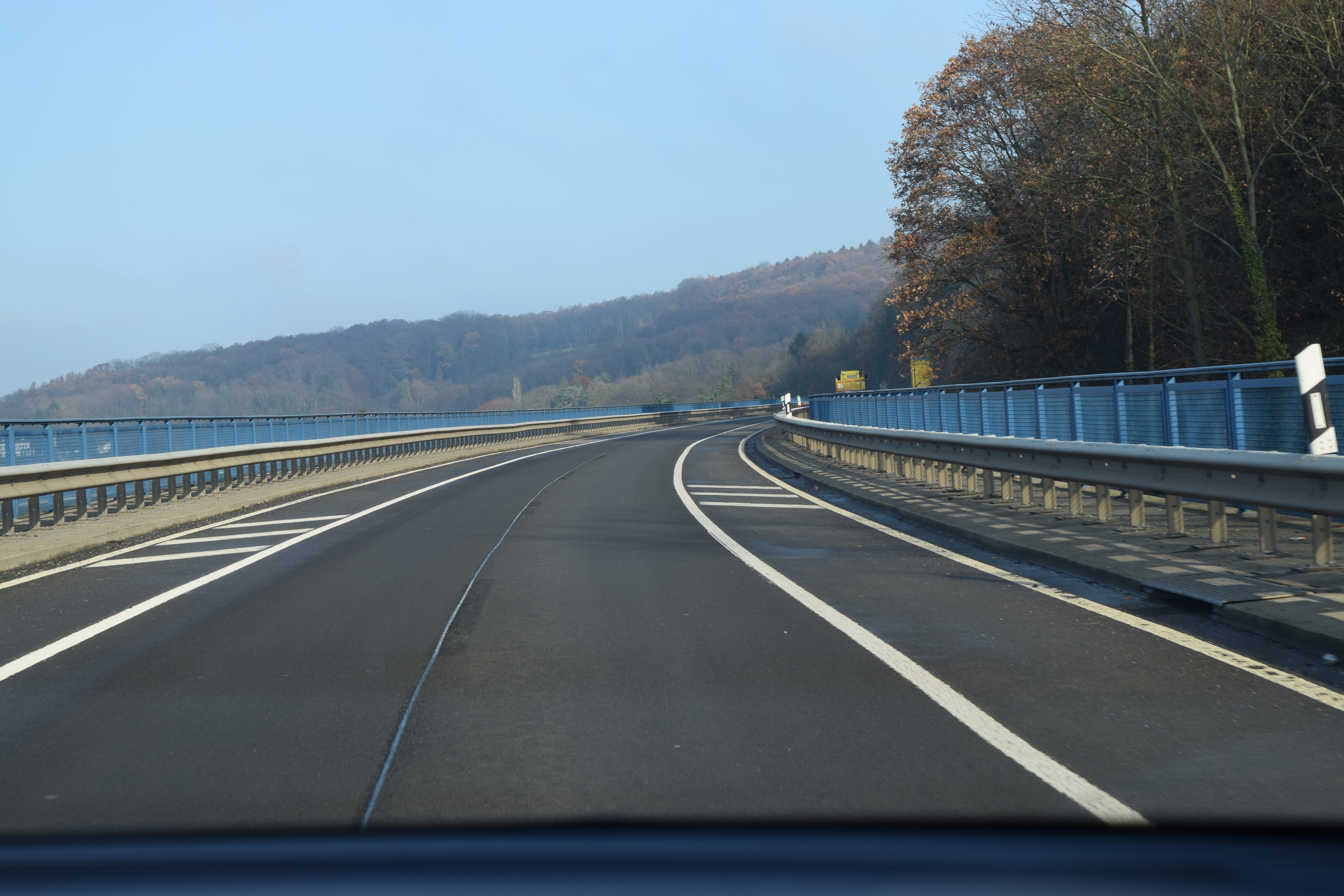 Blick auf die Fahrbahn der Drachenbrücke in Fahrtrichtung Bonn