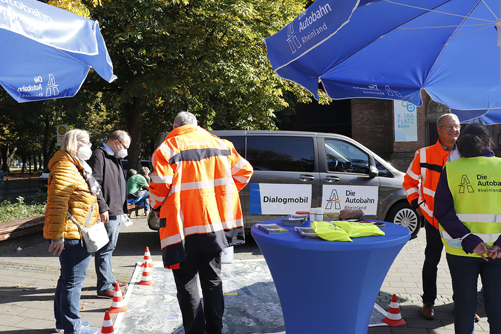 Das Dialogmobil auf dem Vorplatz der ev. Kreuzkirche bei der Dialogmobil-Tour im Herbst 2021