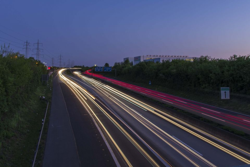 Autobahnfahrspuren bei Nacht