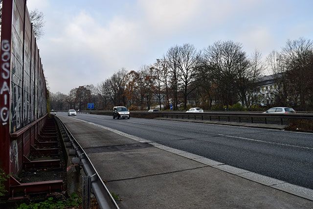 Fahrbahn mit Lärmschutzwand