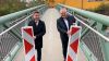 Thomas Ganz, Niederlassungsdirektor der Autobahn GmbH Rheinland und Holger Jung, Bürgermeister der Stadt Meckenheim, geben die neue Fußgängerbrücke Merl zur Nutzung frei. 
